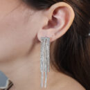 Brinco strass com fios soltos