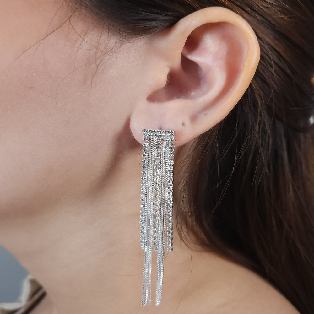 Brinco strass com fios soltos