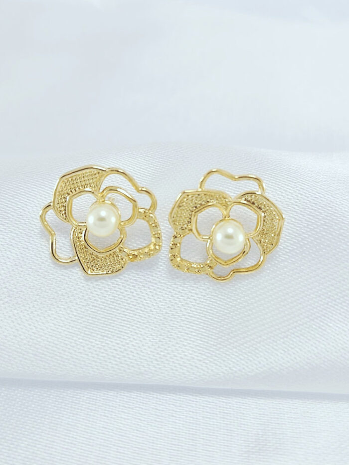 Brinco flor com pérola detalhado vazado