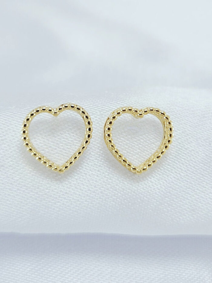 Brinco modelo coração detalhado e vazado