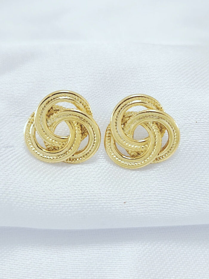 Brinco entrelaçado detalhado