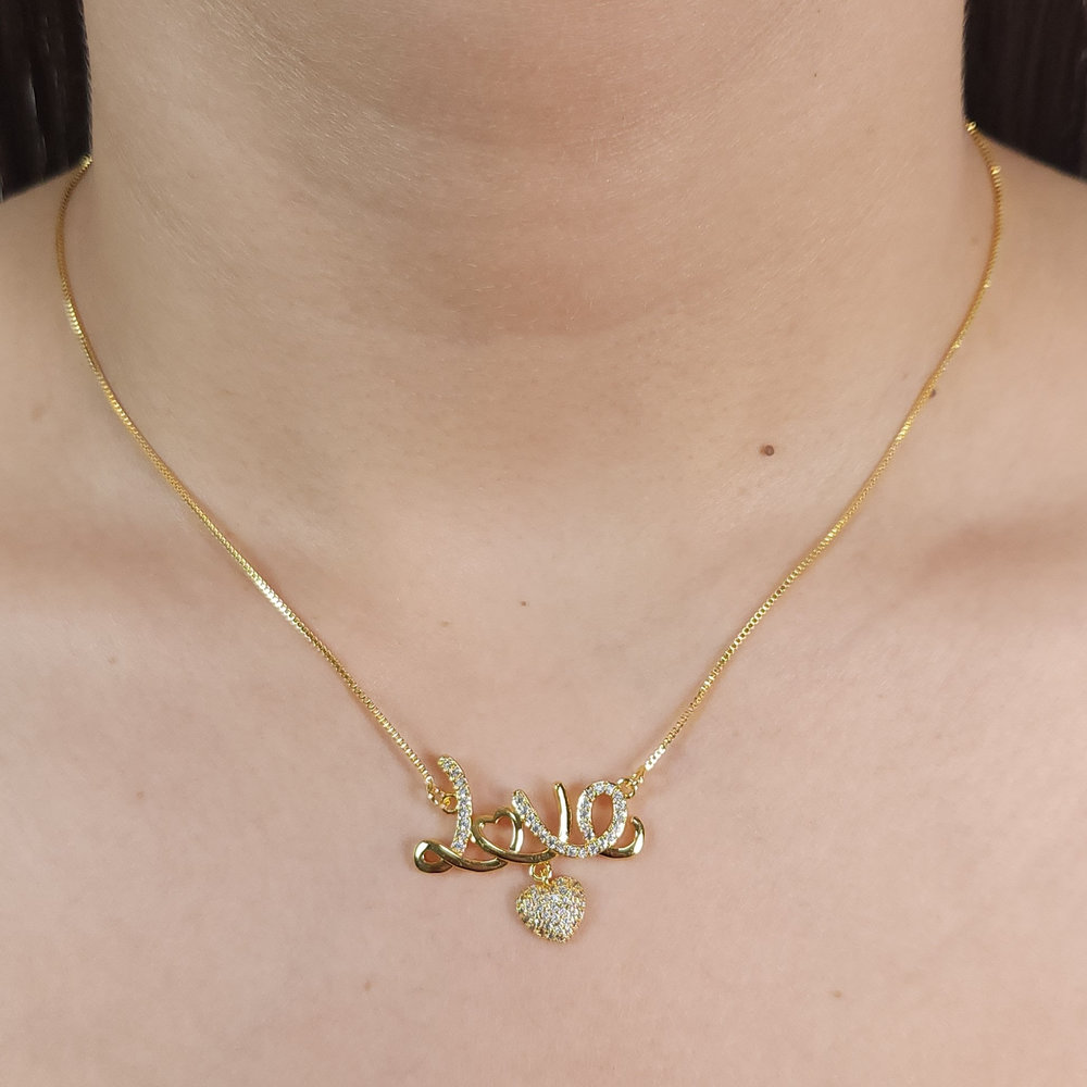 Gargantilha chocker com pingente love cravejado