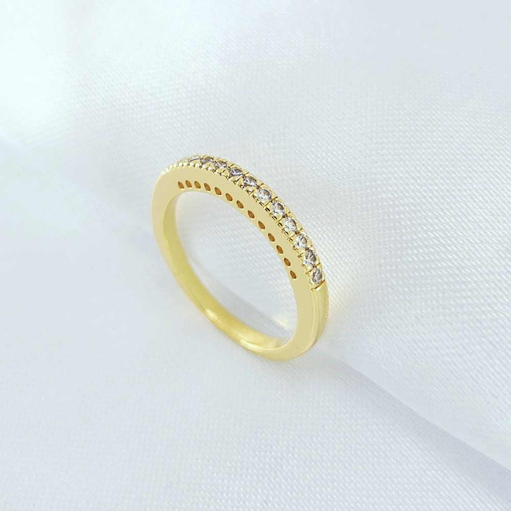 Anel com detalhe em fio cravejado