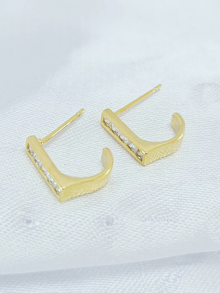 Brinco argola aberta com detalhe de pedra cristal