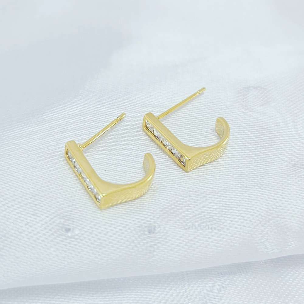 Brinco argola aberta com detalhe de pedra cristal