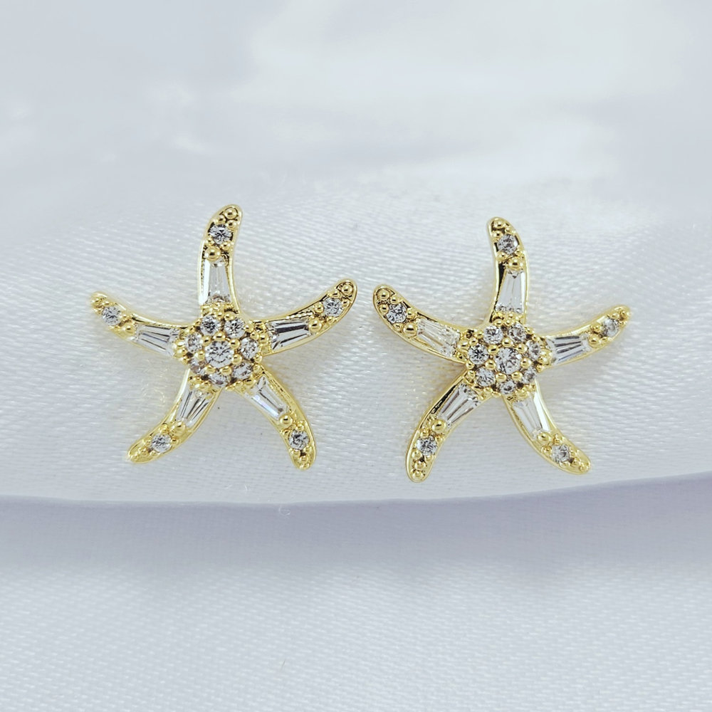 Brinco estrela detalhado com pedras cristais