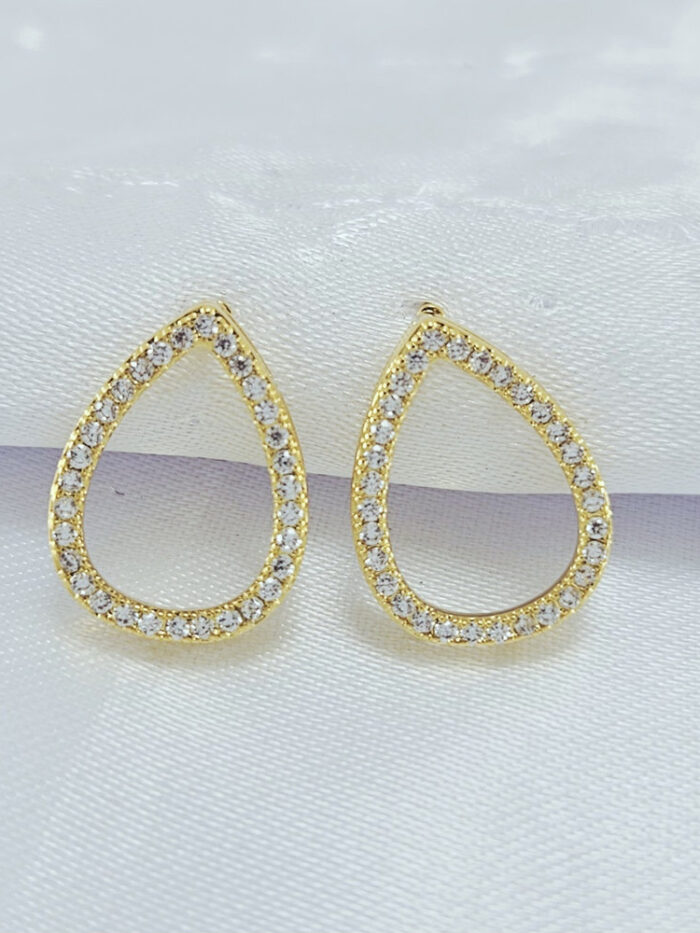 Brinco gota fio cravejado