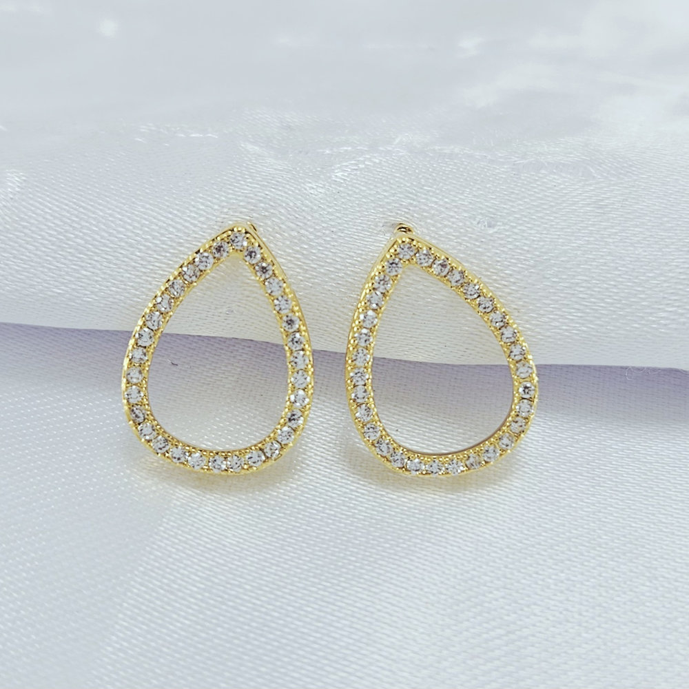 Brinco gota fio cravejado