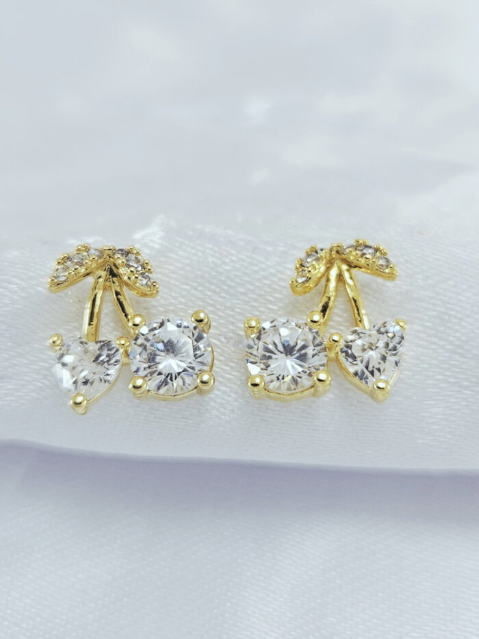 Brinco cereja com coração cristal cravejado