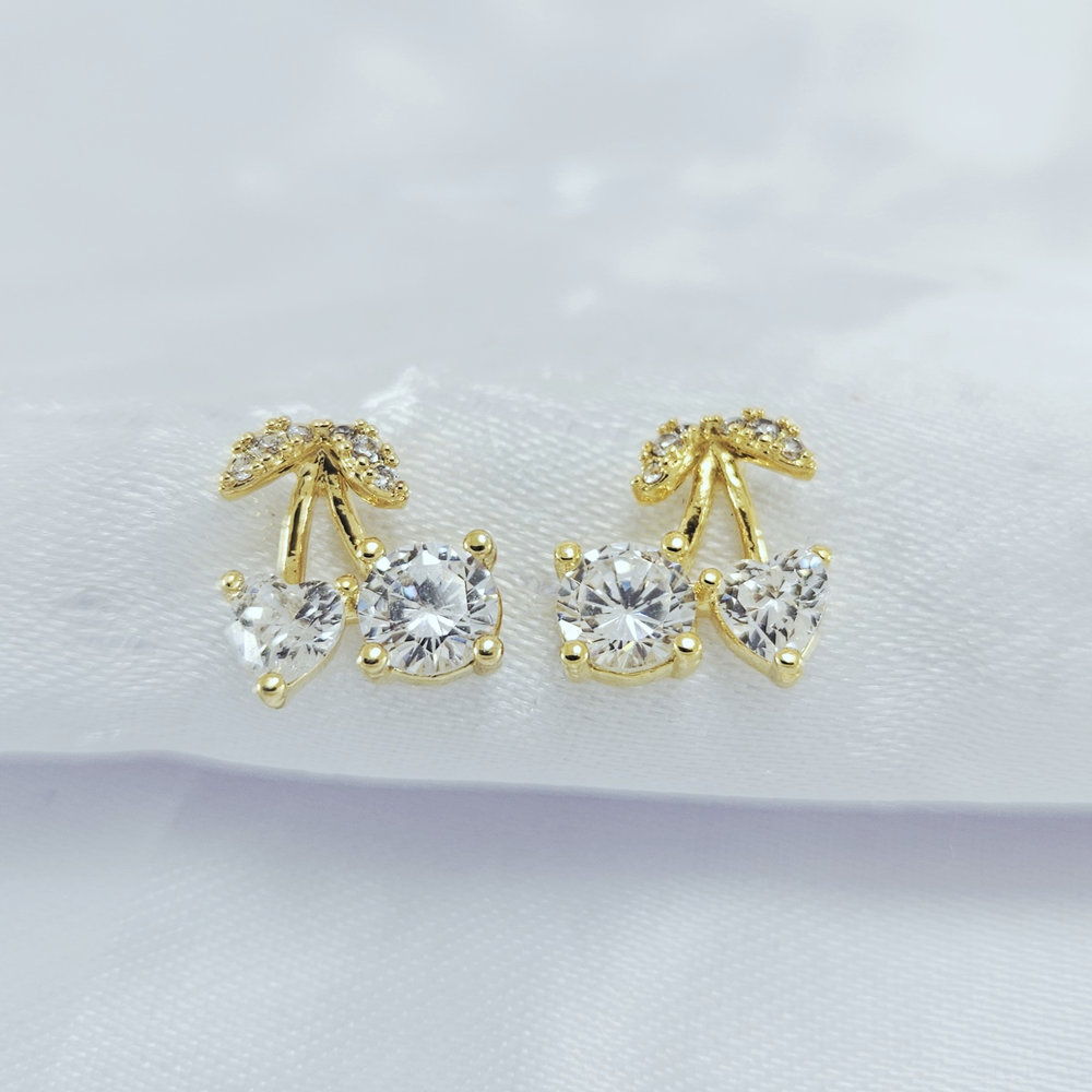 Brinco cereja com coração cristal cravejado