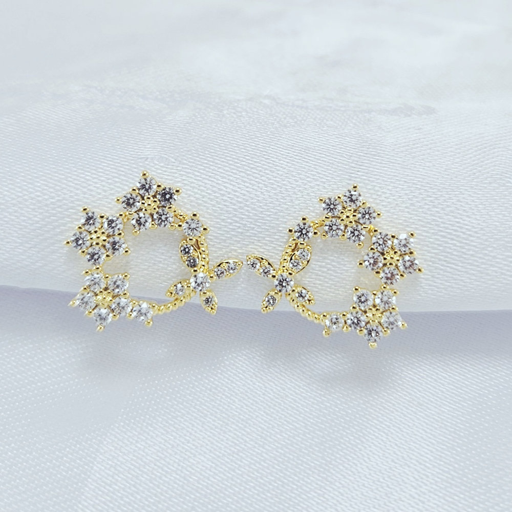 Brinco redondo vazado flores cravejadas