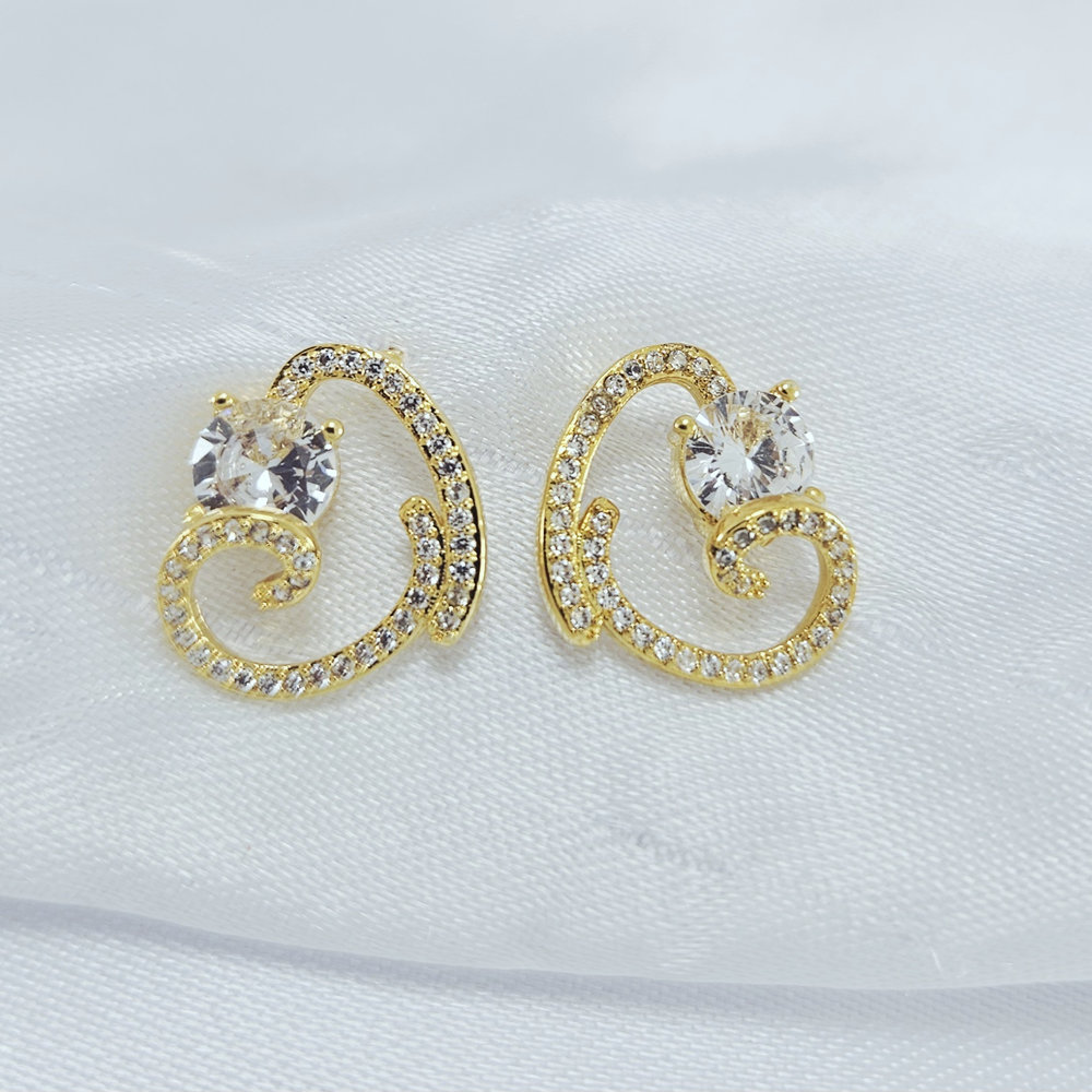 Brinco coração fio cravejado com ponto de luz