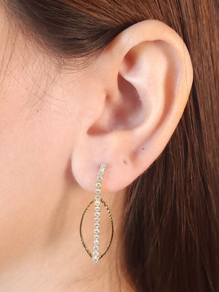 Brinco fio riviera com detalhe navete vazado