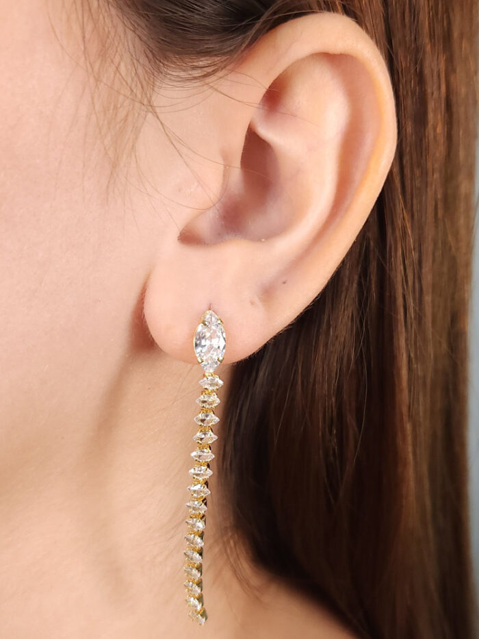 Brinco fio riviera base oval com pedras navete