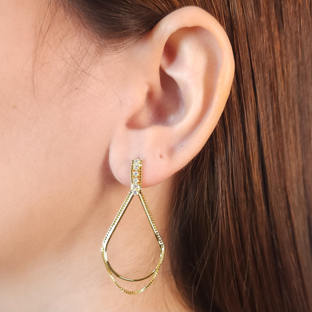 Brinco gota fio cravejado