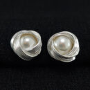 Brinco entrelaçado com pérola