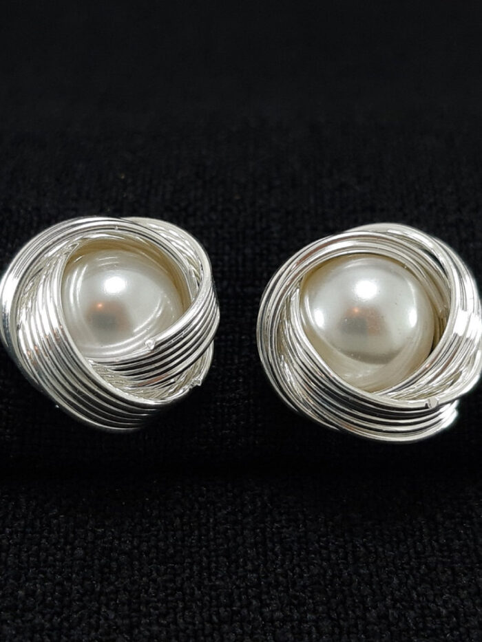 Brinco entrelaçado com pérola