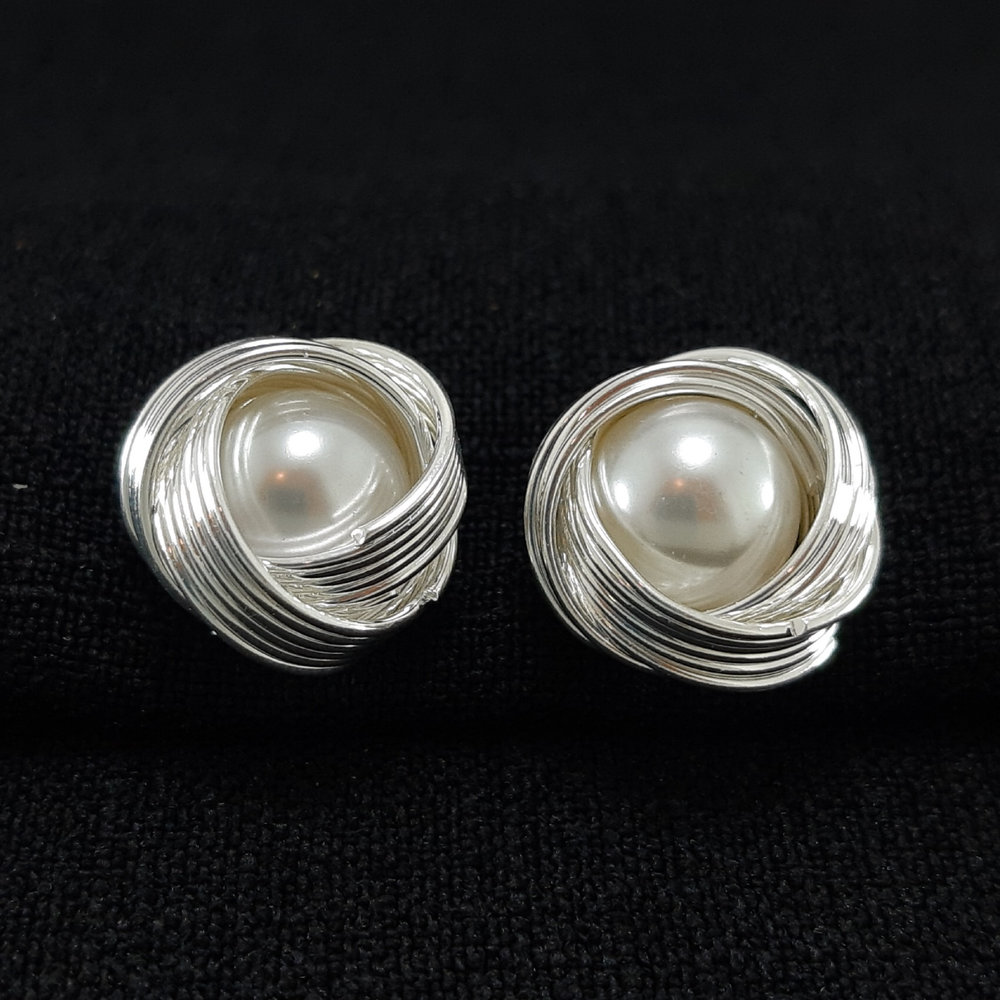 Brinco entrelaçado com pérola