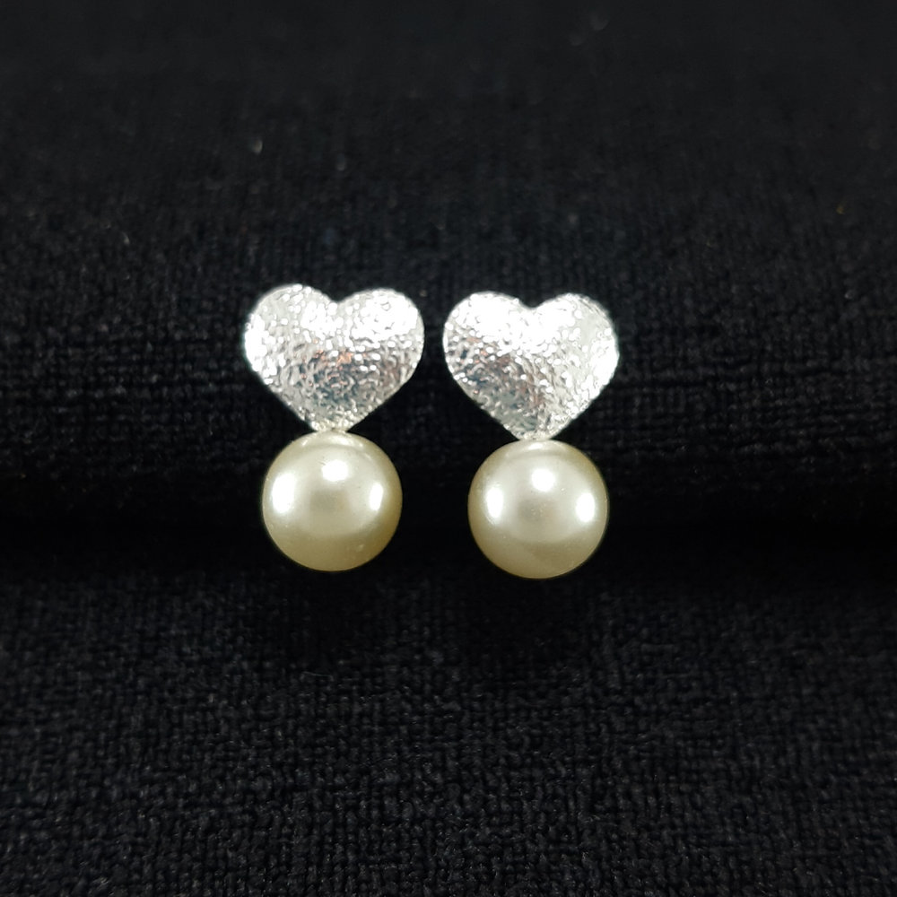 Brinco base coração fosco e pêndulo com pérola