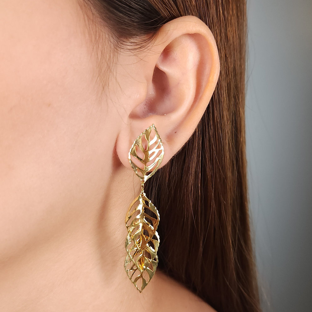 Brinco folha tripla vazada