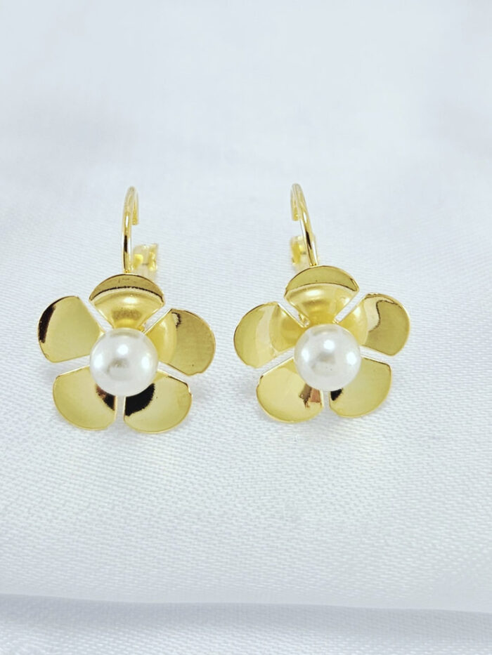 Brinco gancho flor com detalhe em pérola