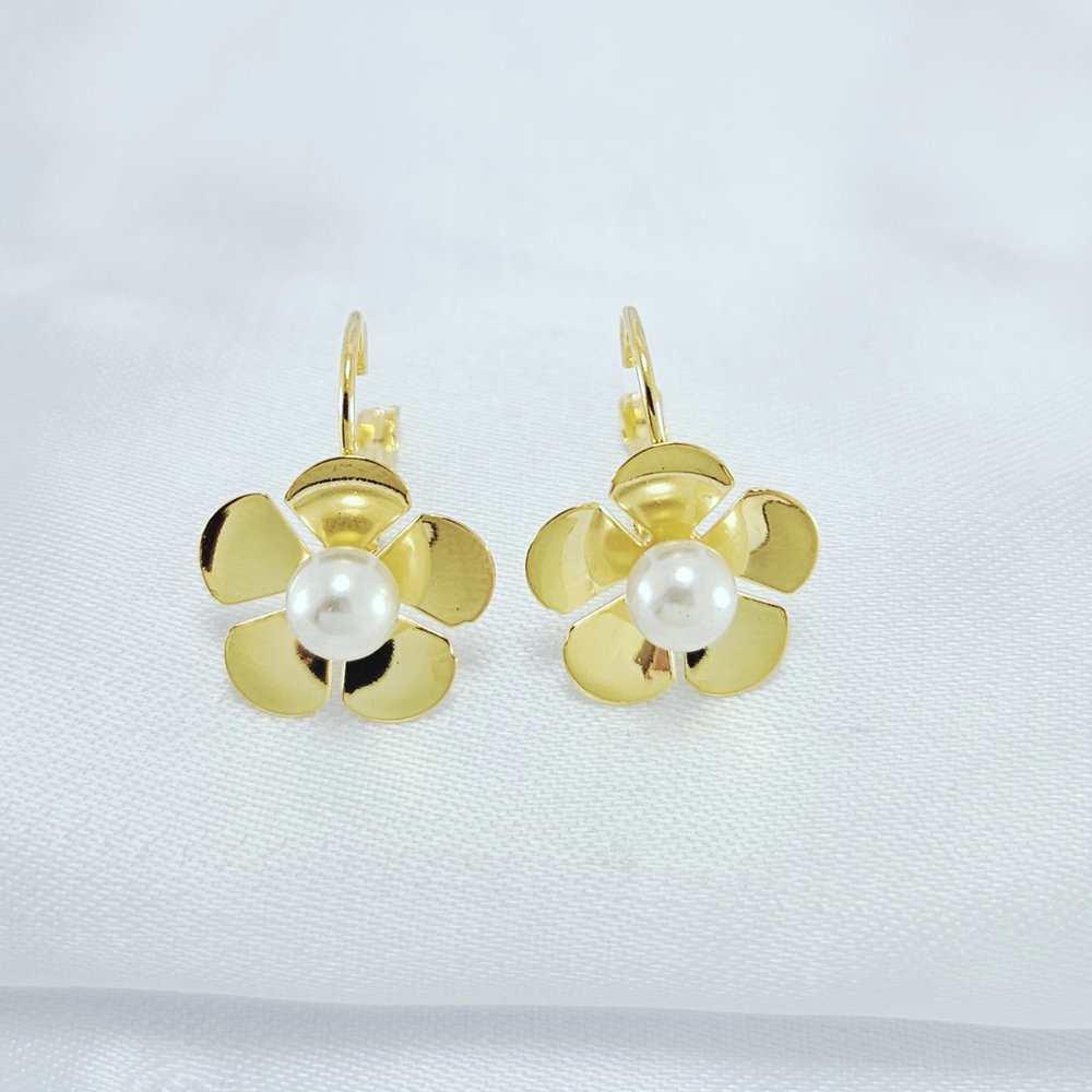 Brinco gancho flor com detalhe em pérola