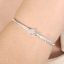 Bracelete trevo cravejado com ponto de luz minimalista