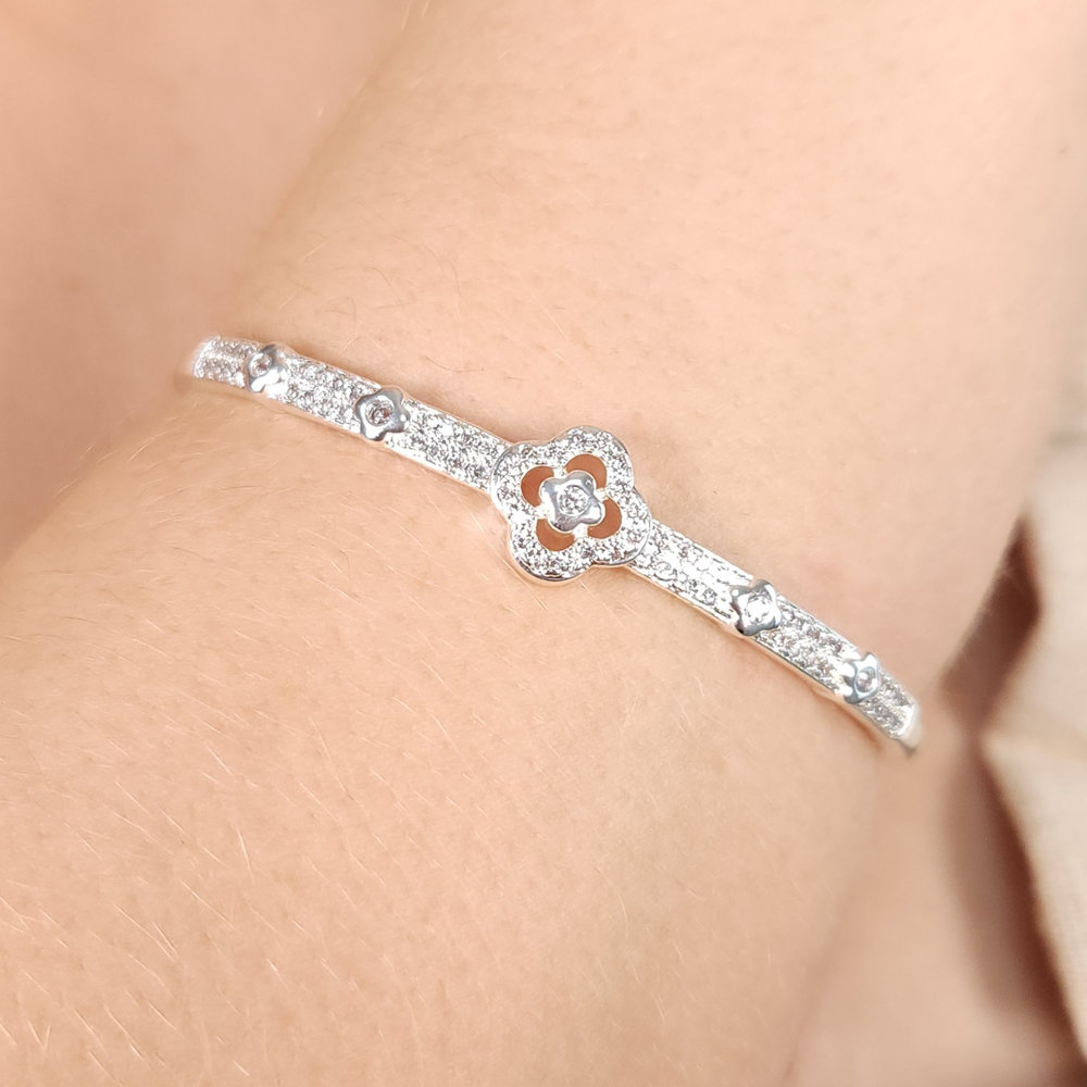 Bracelete detalhe trevo cravejado