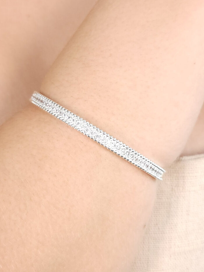 Bracelete fio cravejado e bordas trabalhado