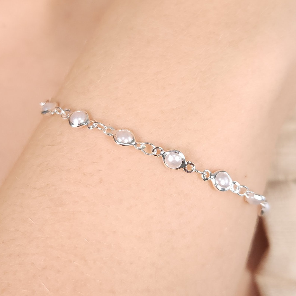 Pulseira pérolas redondo com detalhe prateado
