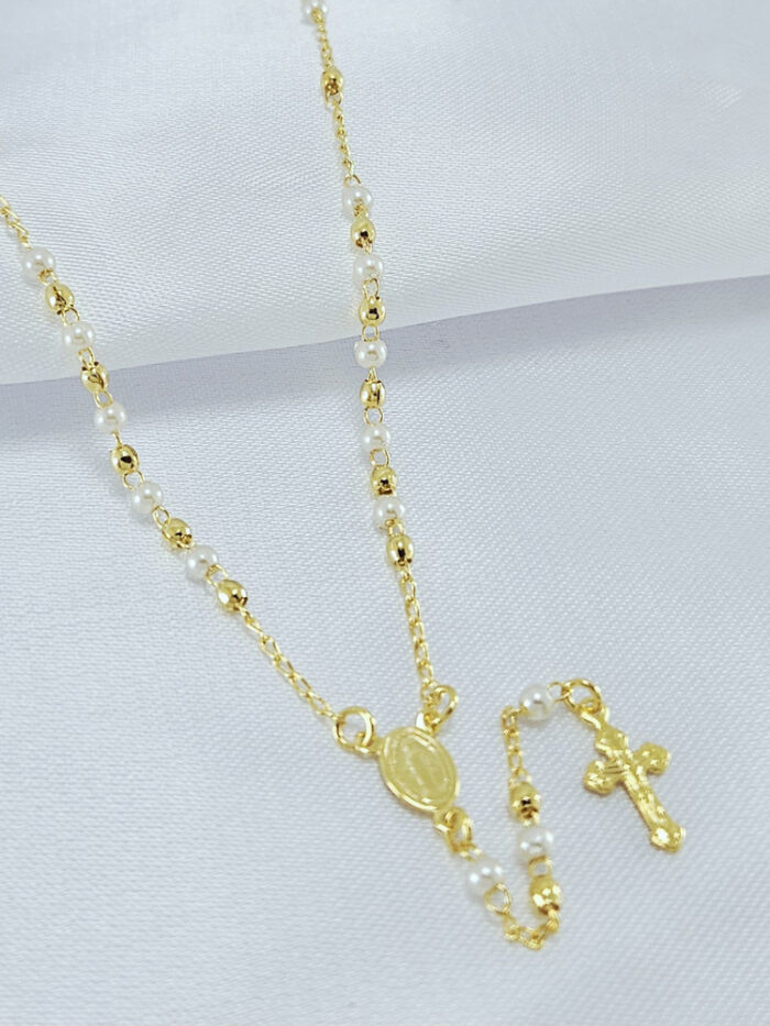 Gargantilha terço com bolinha dourada e pérola