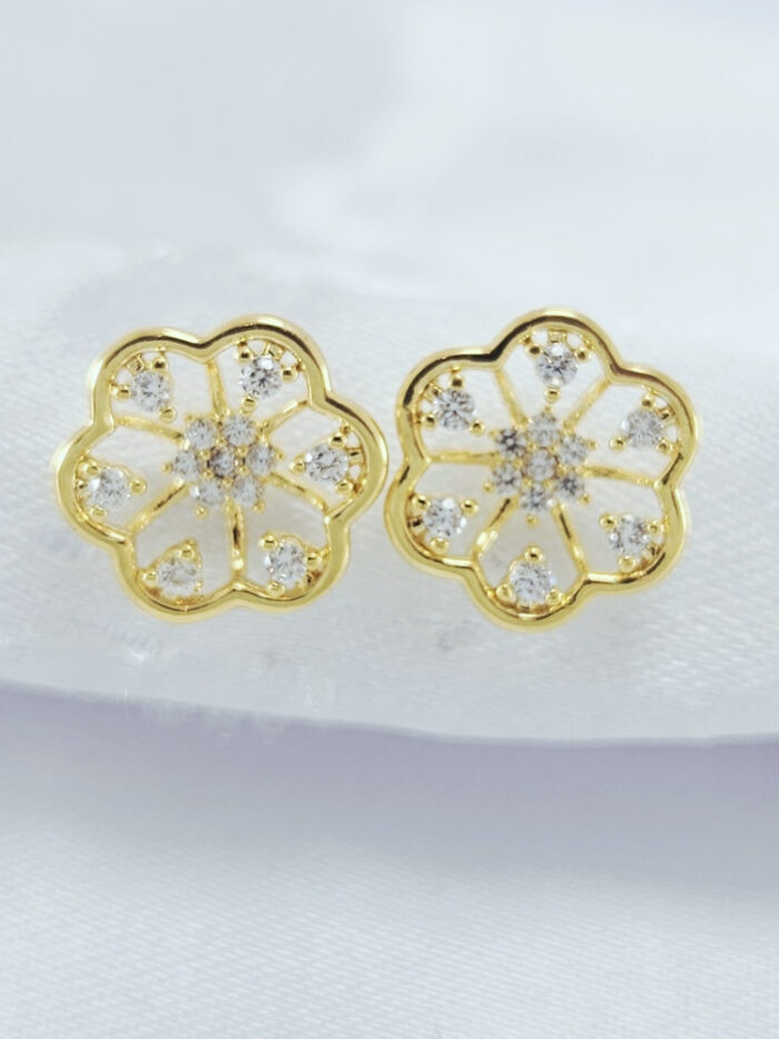 Brinco flor vazada com pedra cristal