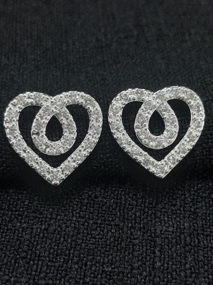Brinco formato coração cravejado entrelaçado