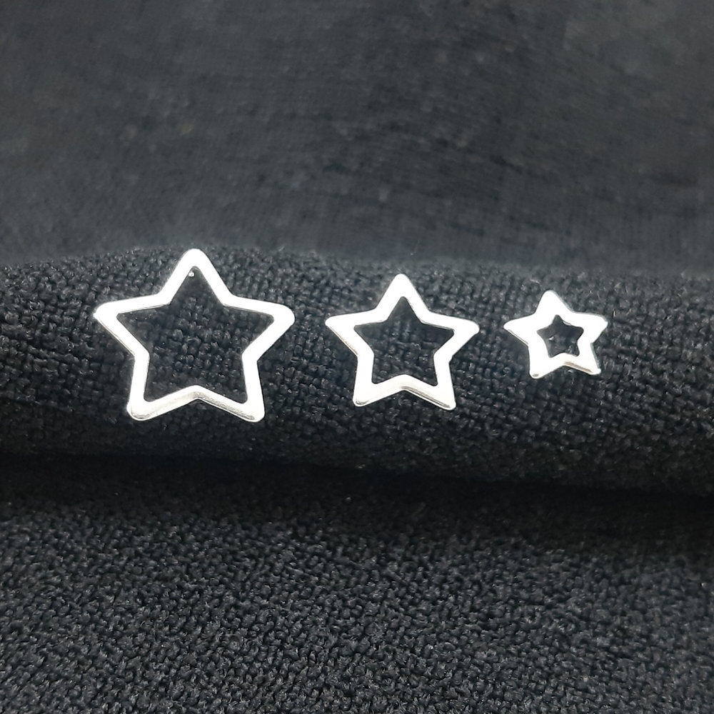 Brinco trio de estrelas vazado liso