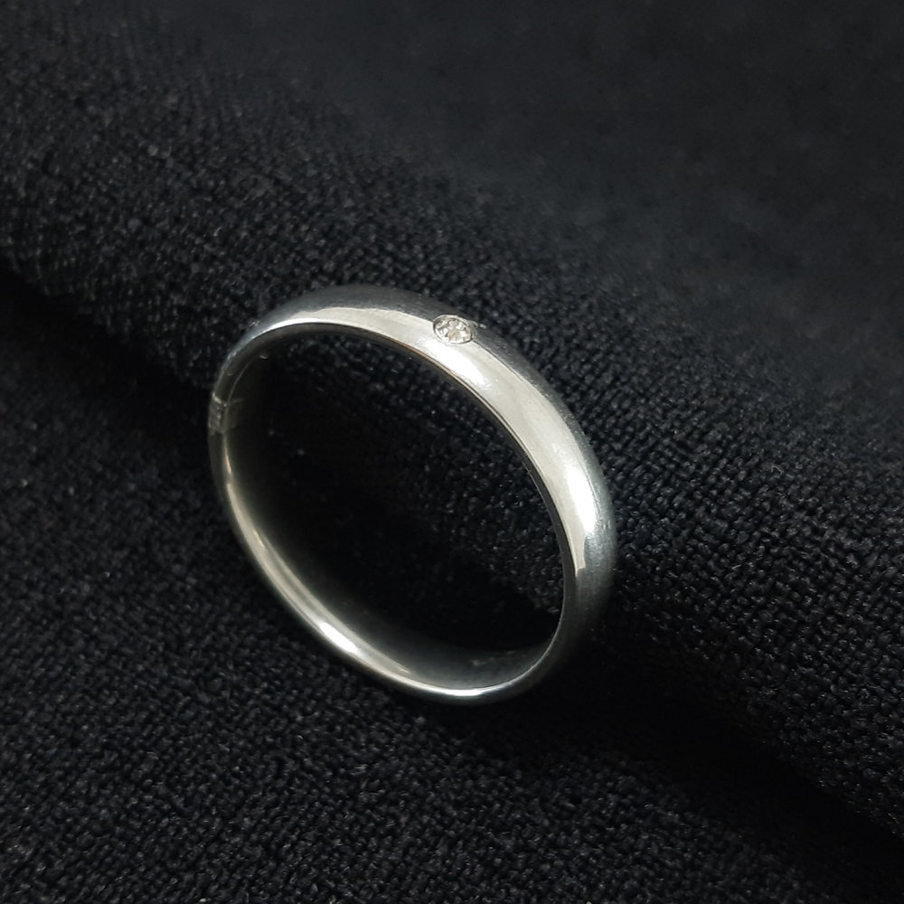 Aliança lisa com ponto de luz prateada