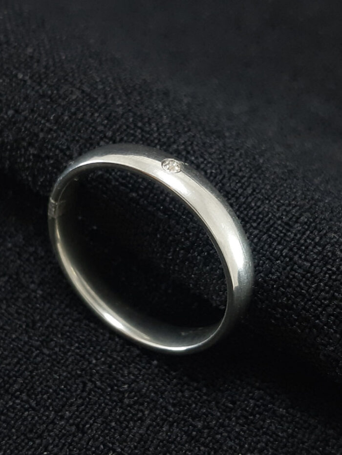 Aliança lisa com ponto de luz prateada