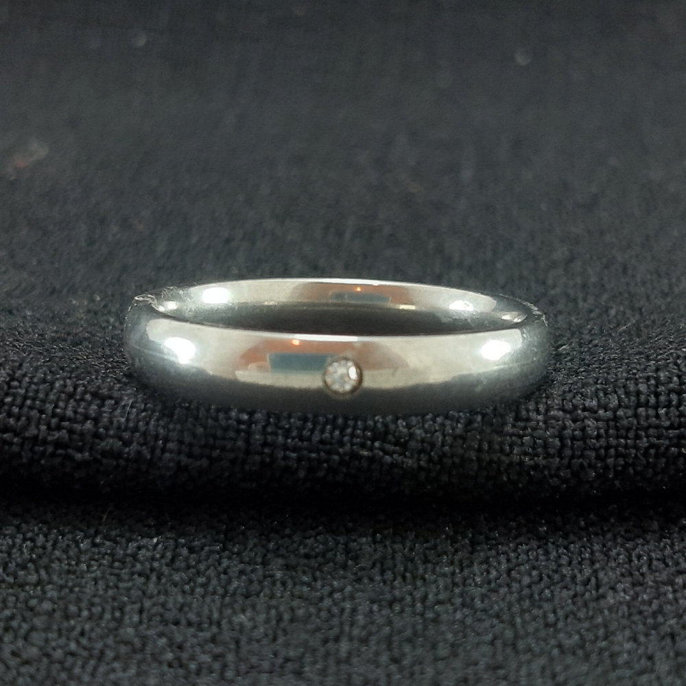 Aliança lisa com ponto de luz prateada - Imagem 2