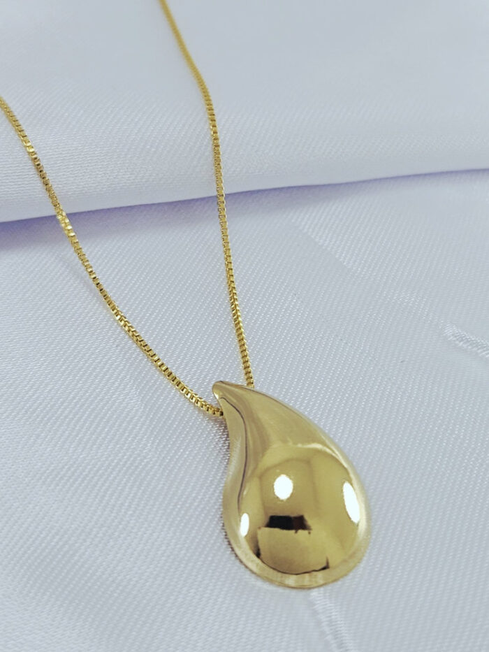 Gargantilha com pingente gota dourada lisa