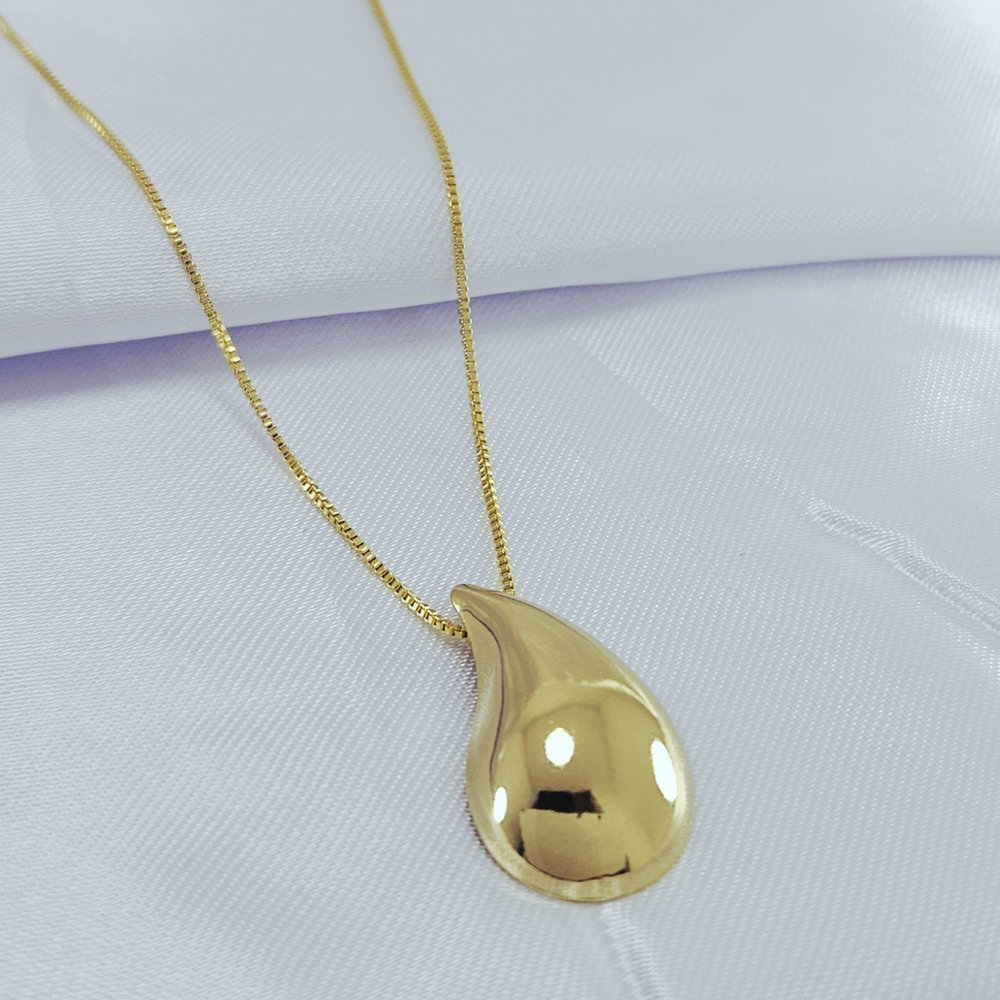 Gargantilha com pingente gota dourada lisa
