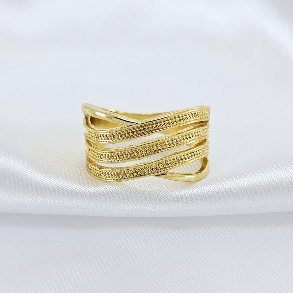 Anel com fios lisos e foscos entrelaçados