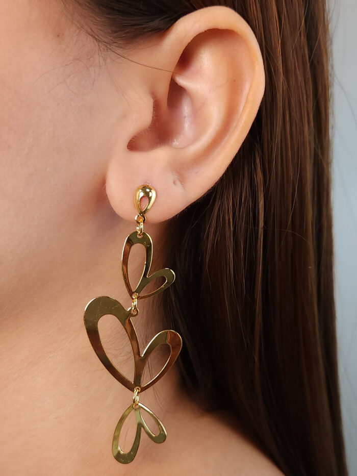 Brinco liso dourado borboleta vazado