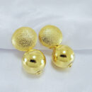 Brinco base detalhada com bola dourada