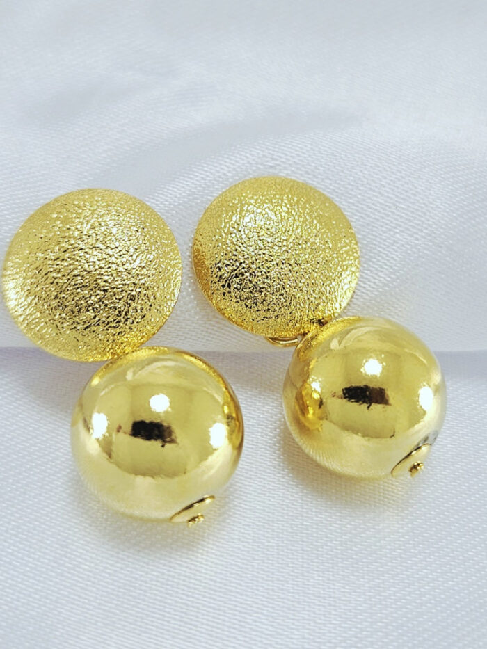 Brinco base detalhada com bola dourada