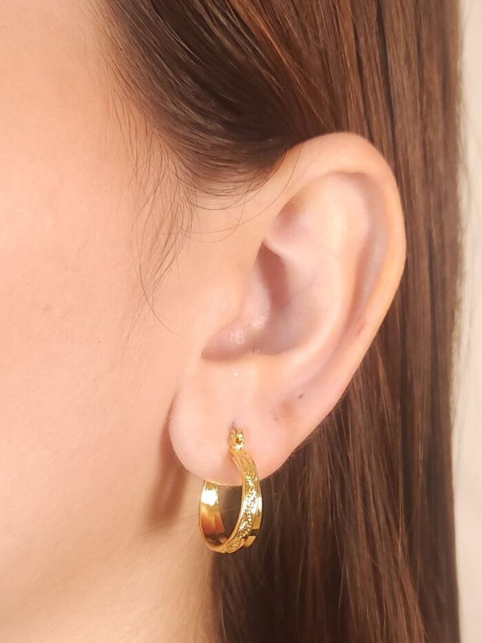 Brinco argola fio duplo detalhado e liso