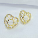 Brinco coração vazado cravejado