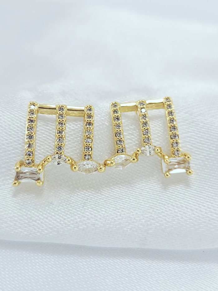 Brinco três fios cravejado com pedra cristal