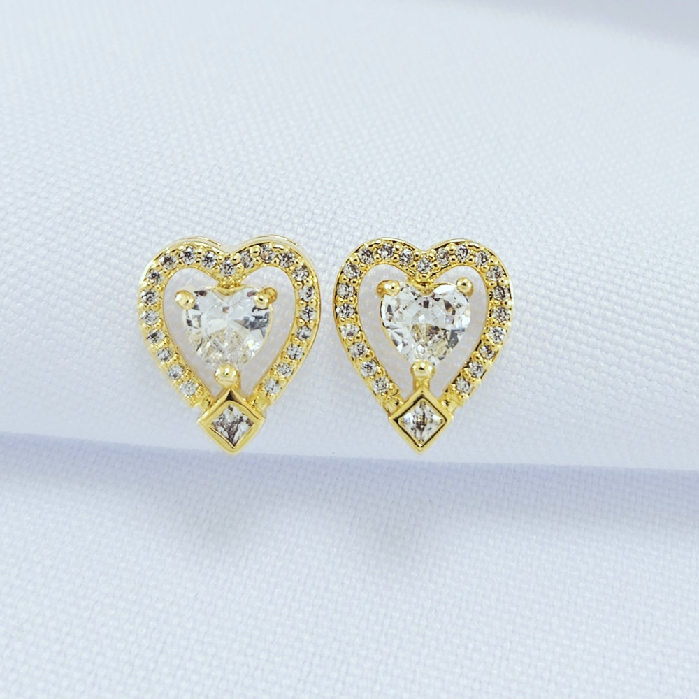 Brinco coração fio cravejado com pedra cristal