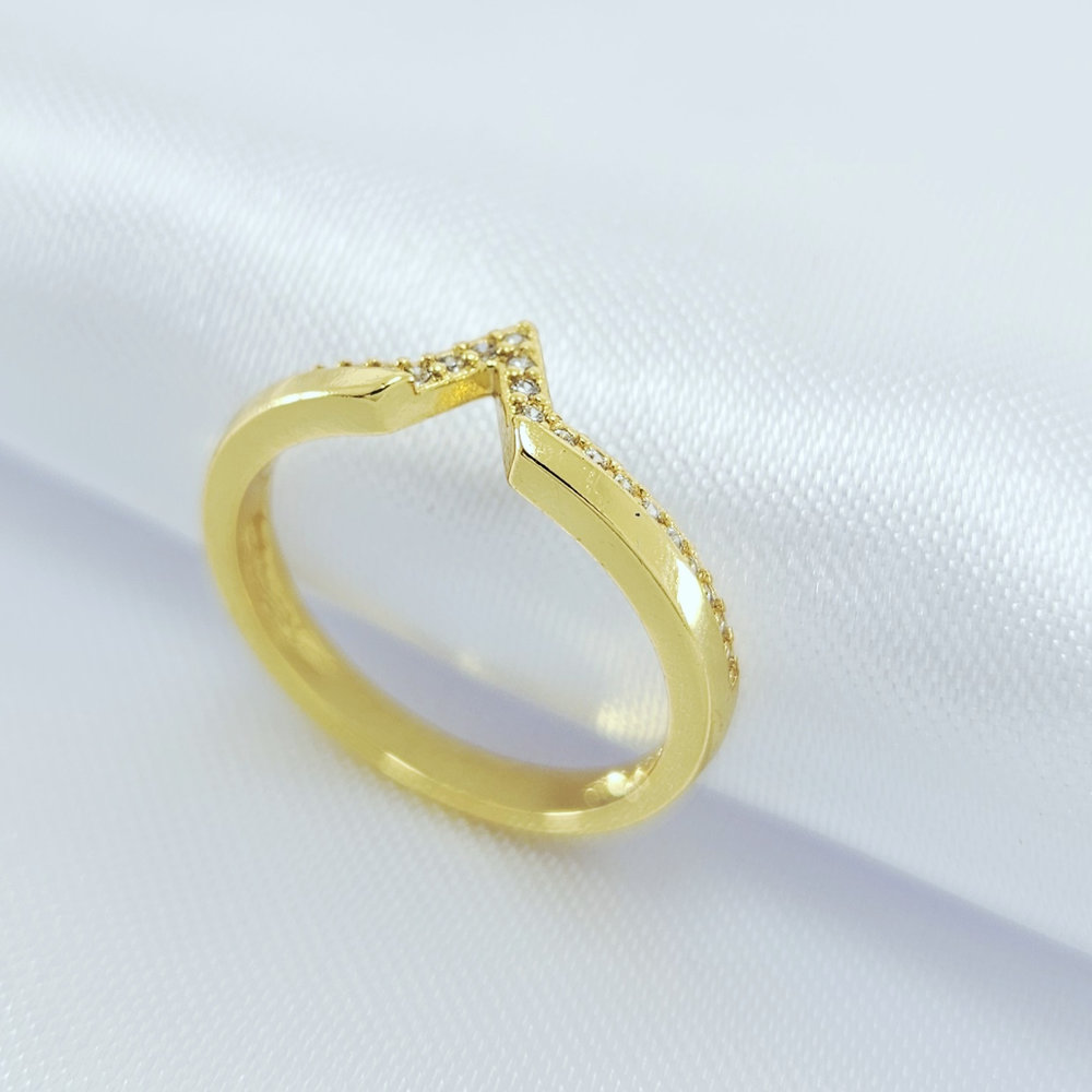 Anel detalhe em V cravejado em zircônia