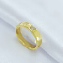 Anel ´V´cravejado com borda lisa