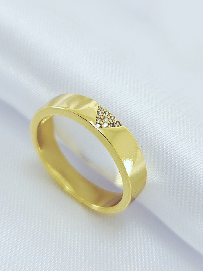 Anel ´V´cravejado com borda lisa